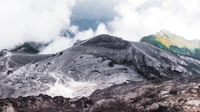 J’ai grimpé le volcan Merapi à Java de nuit