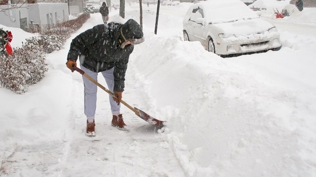 Femme dégageant la neige Canada