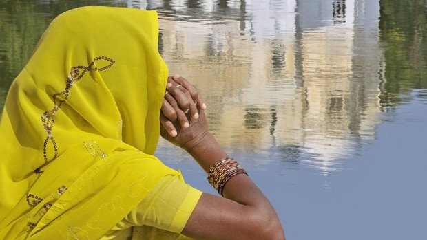 Femme en sari jaune en Inde