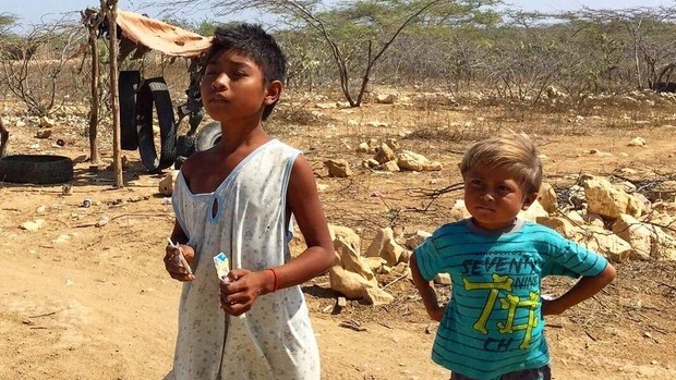 Enfants wayuu faisant barrage dans le désert pour demander des bonbons