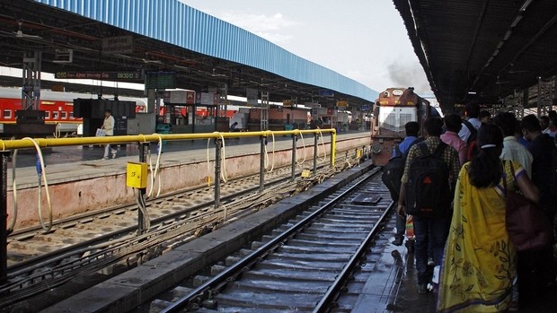 Quai d'une gare en Inde