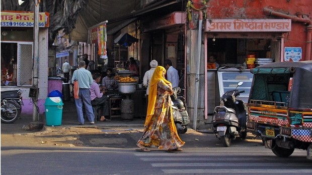 Femme dans les rues de Jaipur en Sari