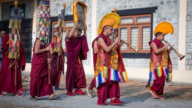 Les moines qui défilent pour le festival de Losar