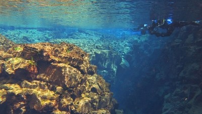 Zoom sur : la faille islandaise Silfra située entre 2 continents