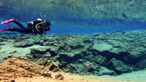 Un plongeur dans la fissure de Silfra