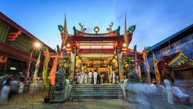Temple décoré pour le festival végétarien à Phuket