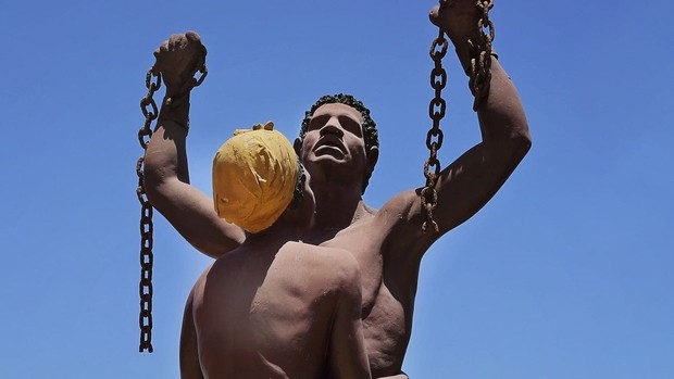 Statue représentant des esclaves