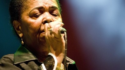 Zoom sur Cesaria Evora : la diva aux pieds nus