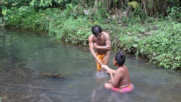 Indiens dans la rivière