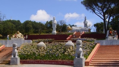 Zoom sur le temple Buddha Eden au Portugal