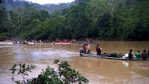 Pirogue des indiens à Sarayaku