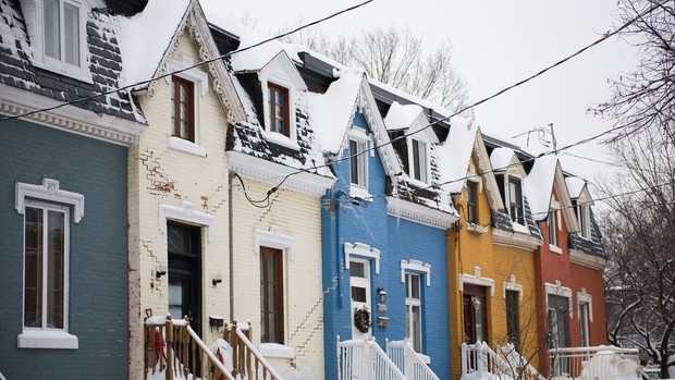 Maisons sous la neige à Montréal