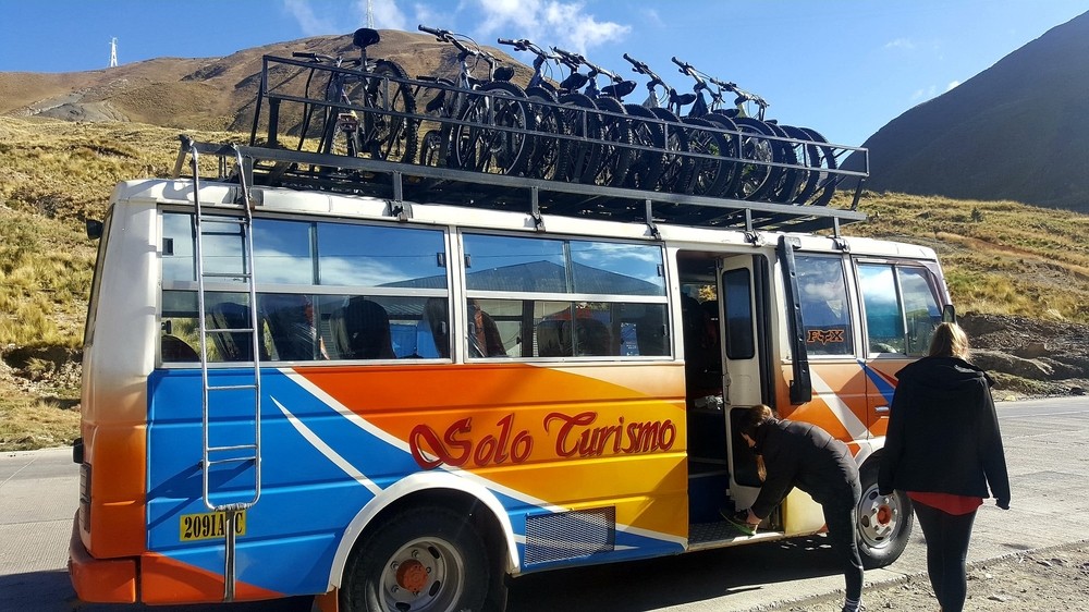 Bus avec VTT pour route de la mort