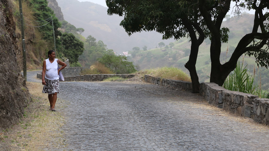 Femme qui marche au Cap Vert