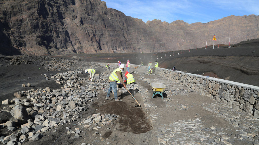 Travaux dans le cratère de Fogo