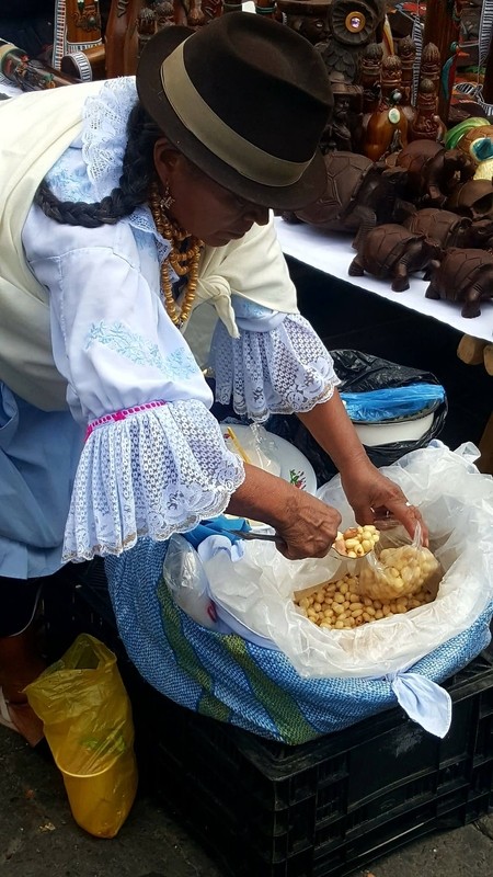 Femme au marché d'Otavalo