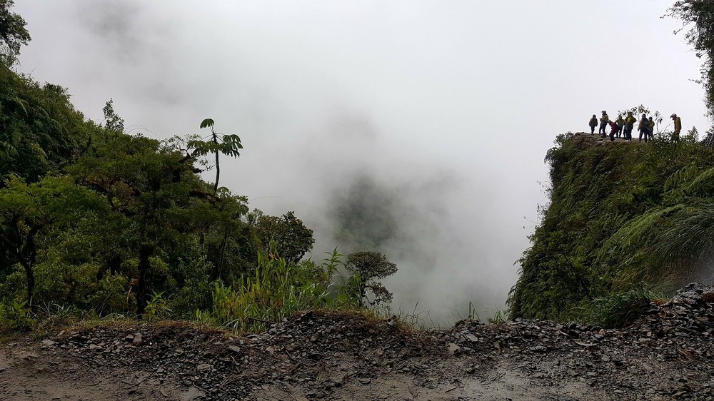Route de la Mort sous le brouillard en Bolivie