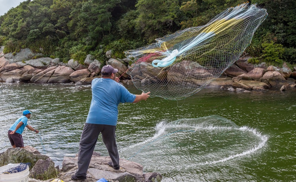 Lancé de filets des pêcheurs au Brésil