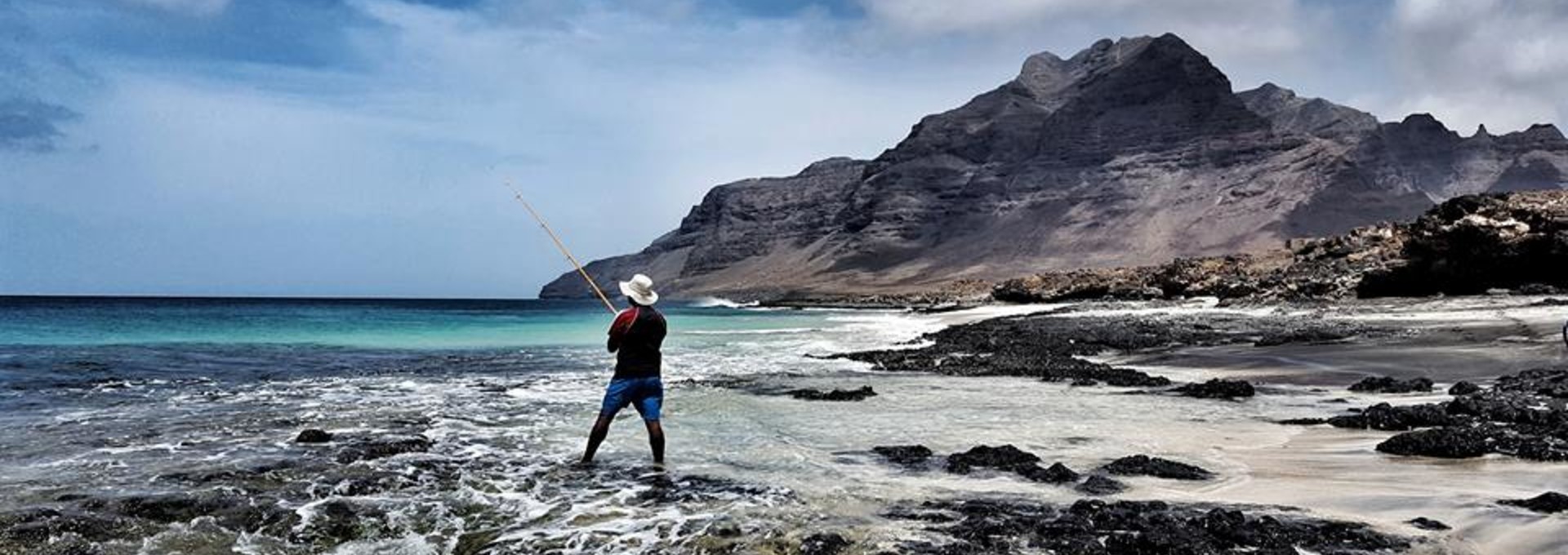 Pêche artisanale et cabotage sous le sommet de l’île de Santo Antão