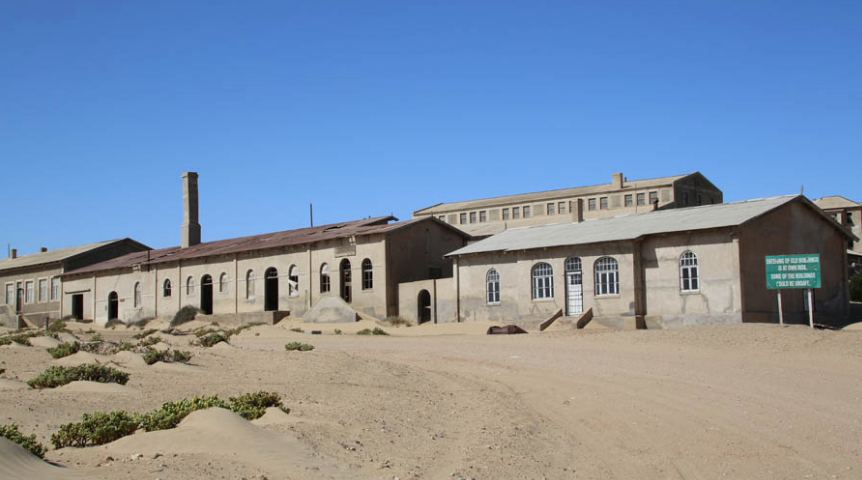 Le site de Kolmanskop de l'extérieur