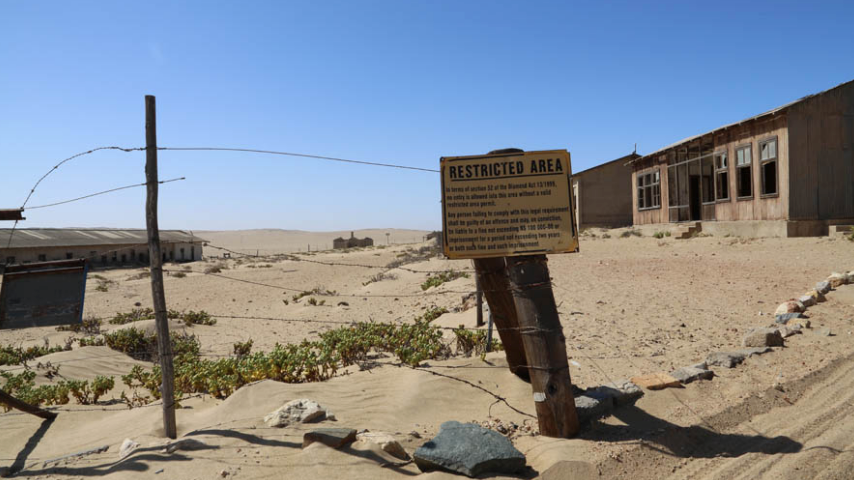 Panneau interdiction Kolmanskop en Namibie