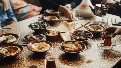 Cours de cuisine et déjeuner dans une association de femmes