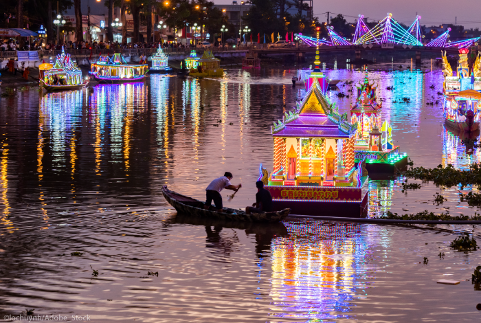 festival-lanternes-thailande-embarcation-temple-lumineux
